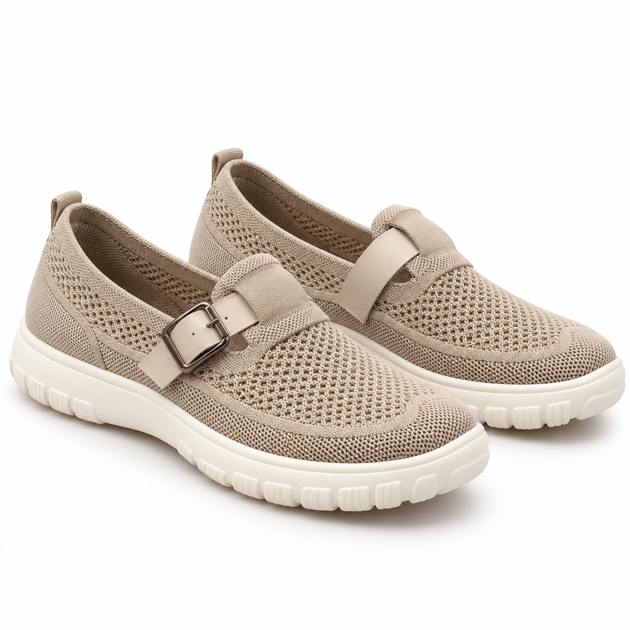 Beige_gebreide_schoenen_met_gesp.png
